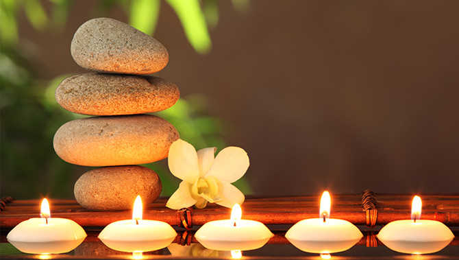 Phương pháp massage mặt và toàn thân thường xuyên không chỉ giúp cải thiện quá trình lưu thông máu mà còn ngăn ngừa nguy cơ tích nước và thúc đẩy làn da luôn hồng hào, mịn màng. Ảnh: Internet.