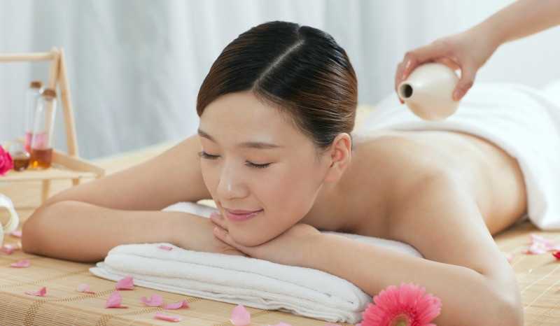 Massage da thường xuyên: Người Trung Quốc có nhiều kỹ thuật massage và không ngừng phát triển chúng để chăm sóc sức khỏe, làm đẹp.