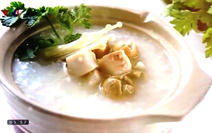 Cháo dừa: Đây được xem là món điểm tâm buổi sáng của người Bến Tre. Cháo được nấu bằng gạo dẻo, nhiều nhựa, cách nấu đơn giản vô cùng, chỉ cần chờ cho gạo nhừ, đổ nước cốt dừa vào khuấy đều là xong.