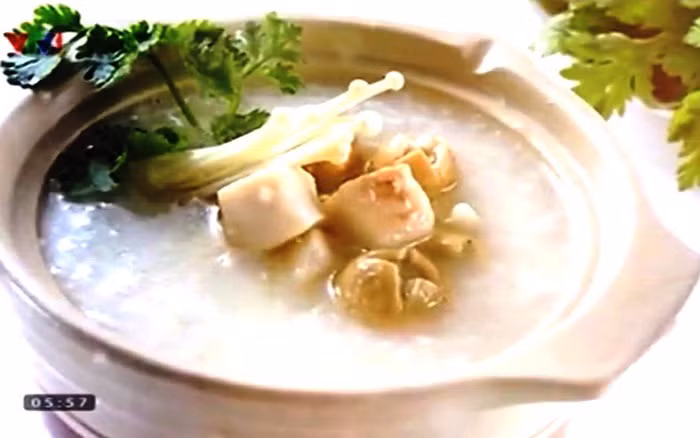 Cháo dừa: Đây được xem là món điểm tâm buổi sáng của người Bến Tre. Cháo được nấu bằng gạo dẻo, nhiều nhựa, cách nấu đơn giản vô cùng, chỉ cần chờ cho gạo nhừ, đổ nước cốt dừa vào khuấy đều là xong.