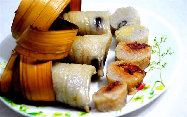 Người ta trộn nếp cùng với nước dừa để khi chín, bánh dậy lên mùi thơm và bắt vị hơn. Nhân có thể là đậu xanh, chuối hay sợi dừa xào chín... Khi thưởng thức, bạn sẽ cảm nhận đầy đủ cái mằn mặn của muối, béo béo thơm thơm của dừa lẫn trong phần nếp dẻo mềm.