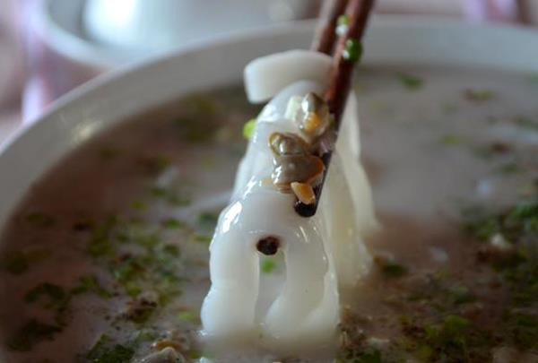 Bánh canh hến nước dừa: Bánh canh hến nấu nước dừa ở vùng chợ Lách (Bến Tre) nổi tiếng ngon vì sợi bánh canh dẻo, dai, trắng đục do không sử dụng hóa chất làm trắng.