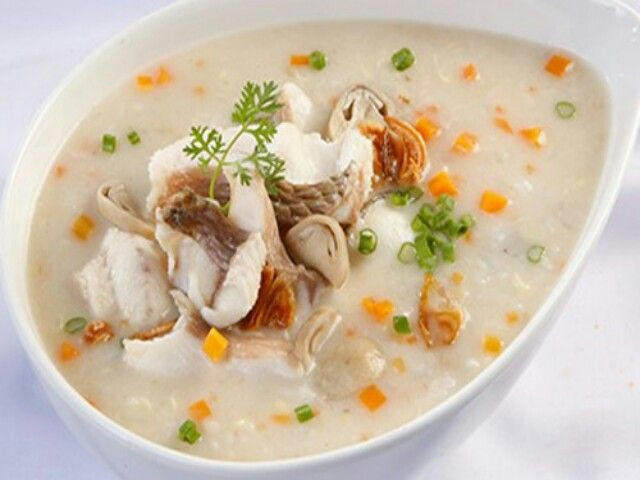 Món đặc sản Bến Tre này phải ăn nguội mới ngon vì lúc đó bạn sẽ cảm nhận được hết mùi vị của dừa trong cháo. Cháo dừa ăn kèm cá bống kho khô, tép rang hay kho quẹt thì phải gọi là… đúng điệu.