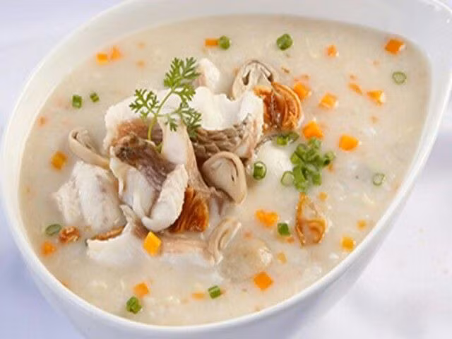 Món đặc sản Bến Tre này phải ăn nguội mới ngon vì lúc đó bạn sẽ cảm nhận được hết mùi vị của dừa trong cháo. Cháo dừa ăn kèm cá bống kho khô, tép rang hay kho quẹt thì phải gọi là… đúng điệu.