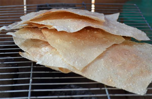 Bánh tráng dừa: Từ bột gạo và nước cốt dừa, người dân Mỹ Lồng (Bến Tre) đã tạo nên những chiếc bánh tráng với nhiều hương vị khác nhau. Gạo dùng để làm bánh tráng là loại gạo sỏi từ một giống lúa đặc biệt ở Trà Vinh.