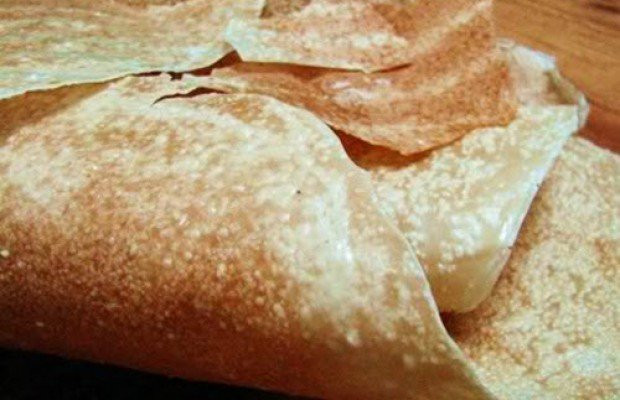 Dừa thì chọn những trái già, cùi dày, chặt để nước riêng rồi lấy cùi xay nhỏ và vắt lấy nước cốt. Nếu làm bánh tráng mè thì nguyên liệu chỉ có bột gạo, nước cốt dừa, đường, mè. Còn bánh tráng sữa thì có thêm sữa, lòng đỏ trứng gà; bánh tráng mặn thì thêm lạp xưởng tôm khô; bánh tráng gừng thì thêm nước cốt gừng. Ảnh: Internet.