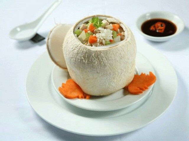 Cơm dừa: Để nấu loại cơm đặc biệt này, người ta sẽ vo gạo bằng nước dừa tươi cho ngấm, sau đó bỏ gạo vào trái dừa, đổ nước dừa vừa đủ và đem nấu lên.