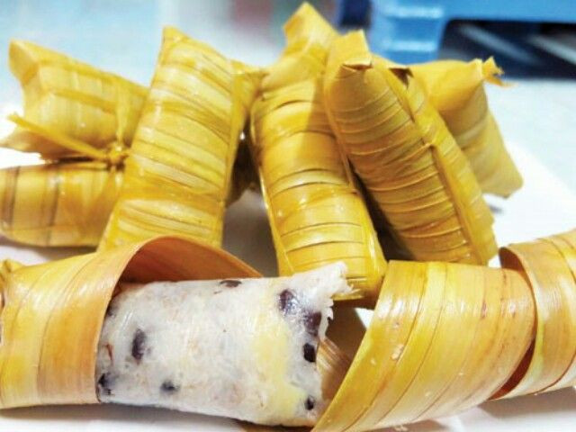 Bánh dừa: Ở Bến Tre, bánh dừa là món ngon từ dừa rất bình dân và đã gắn bó với đời sống người dân từ rất lâu. Chiếc bánh nhỏ nhắn nằm gọn trong lòng bàn tay với hình dáng ống tương tự như bánh tét.