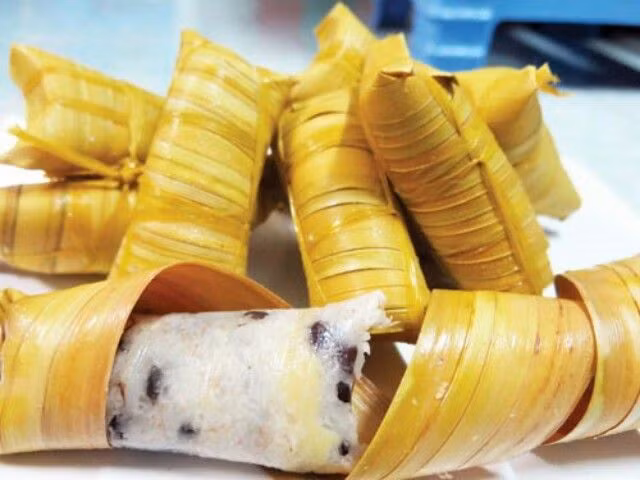 Bánh dừa: Ở Bến Tre, bánh dừa là món ngon từ dừa rất bình dân và đã gắn bó với đời sống người dân từ rất lâu. Chiếc bánh nhỏ nhắn nằm gọn trong lòng bàn tay với hình dáng ống tương tự như bánh tét.