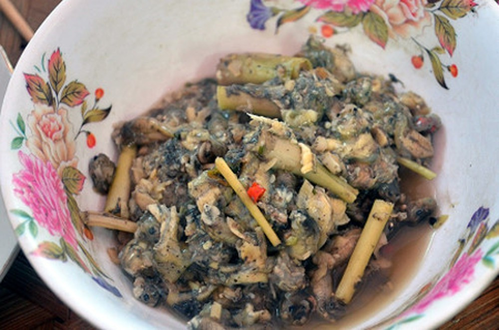 Những vị khách ở xa hiếu kỳ khi không thể biết được đó là món gì, tuy nhiên, khi biết đó là những chú nòng nọc mà lại to béo khác thường đều có cảm giác hơi ghê. Nhưng nếu can đảm nếm thử một chú nòng nọc đang nghi ngút khói cho vào miệng, bạn sẽ thấy vị mềm ngọt, xen lẫn vị đắng nhẹ của măng rừng và nước dùng béo ngậy, đậm đà.