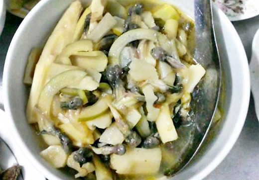 Nòng nọc om: Nếu có dịp ghé thăm bản Mường xứ Thanh vào mùa mưa lạnh, hãy thử món ăn đặc sản này như lời cảm ơn dành cho chủ nhà đã mời bạn thưởng thức thú vui ẩm thực độc đáo của miền sơn cước.