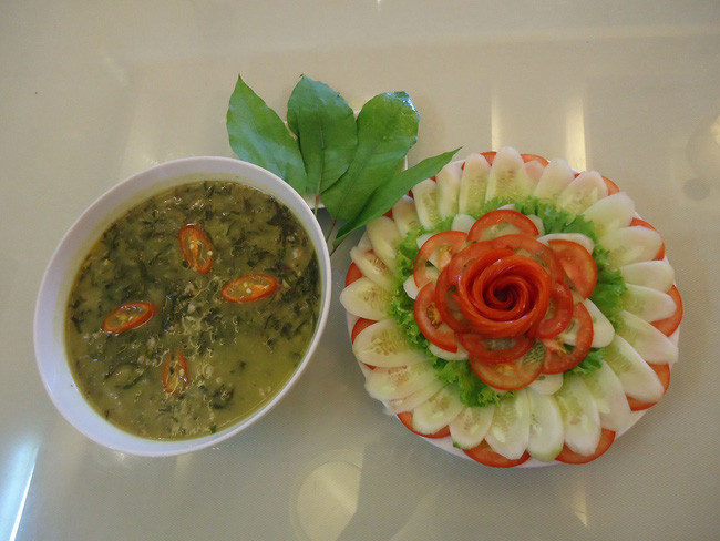 Ngoài nem chua, bánh gai, chè lam… đã quá quen thuộc với du khách, giờ đây về xứ Thanh bạn có thể nếm thử đặc sản lạ độc khác. Canh lá đắng: Cây lá đắng là loại cây mọc trong rừng, cũng như tên gọi của nó, lá cây có vị đắng. Khi đã trở nên phổ biến, cây đắng được mang về trồng ngay tại vườn nhà.