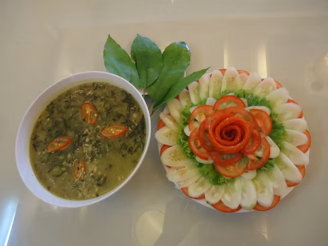 Ngoài nem chua, bánh gai, chè lam… đã quá quen thuộc với du khách, giờ đây về xứ Thanh bạn có thể nếm thử đặc sản lạ độc khác. Canh lá đắng: Cây lá đắng là loại cây mọc trong rừng, cũng như tên gọi của nó, lá cây có vị đắng. Khi đã trở nên phổ biến, cây đắng được mang về trồng ngay tại vườn nhà.