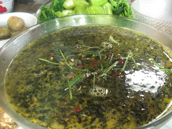 Canh đắng phải được ăn nóng, những bát canh hôi hổi ăn cùng bánh đa giòn tan là hai thứ không thiếu. Những người mới ăn lần đầu sẽ thấy khó nuốt nổi vì vị đắng ngắt tê tê nơi cổ họng. Canh đắng là vậy nhưng khi nếu tiếp tục, bạn sẽ cảm nhận được vị ngọt ngọt, bùi bùi của bát nước canh.