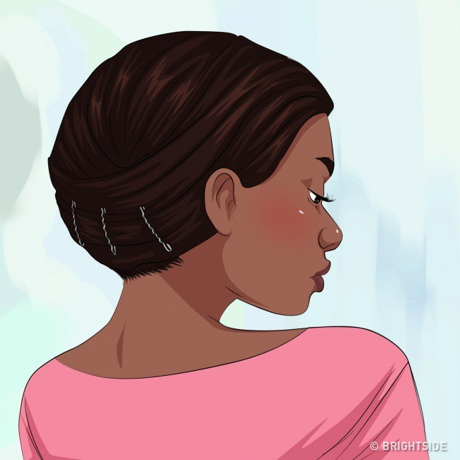 Dùng kẹp tóc: Sau khi gội đầu, để tóc khô tự nhiên rồi quấn tóc quanh đầu, dùng kẹp tóc để cố định lại mái tóc. Sáng hôm sau dậy, mái tóc bạn sẽ suôn thẳng và vào nếp.