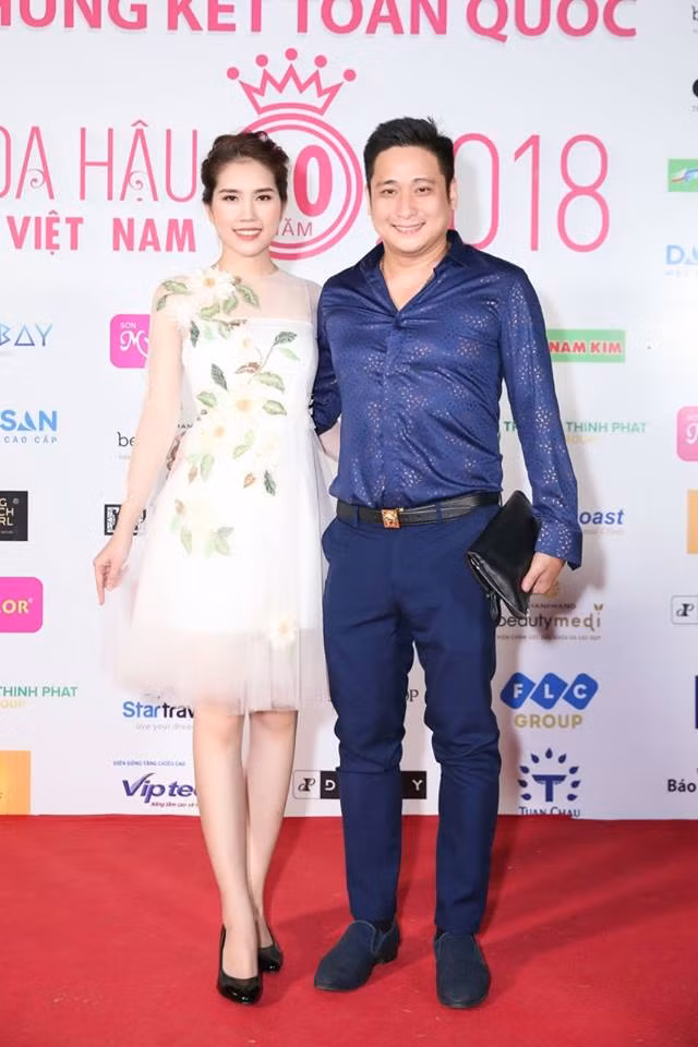 Với body khá lực lưỡng, anh luôn chọn những trang phục tối màu như xanh than hay đen ôm dáng.