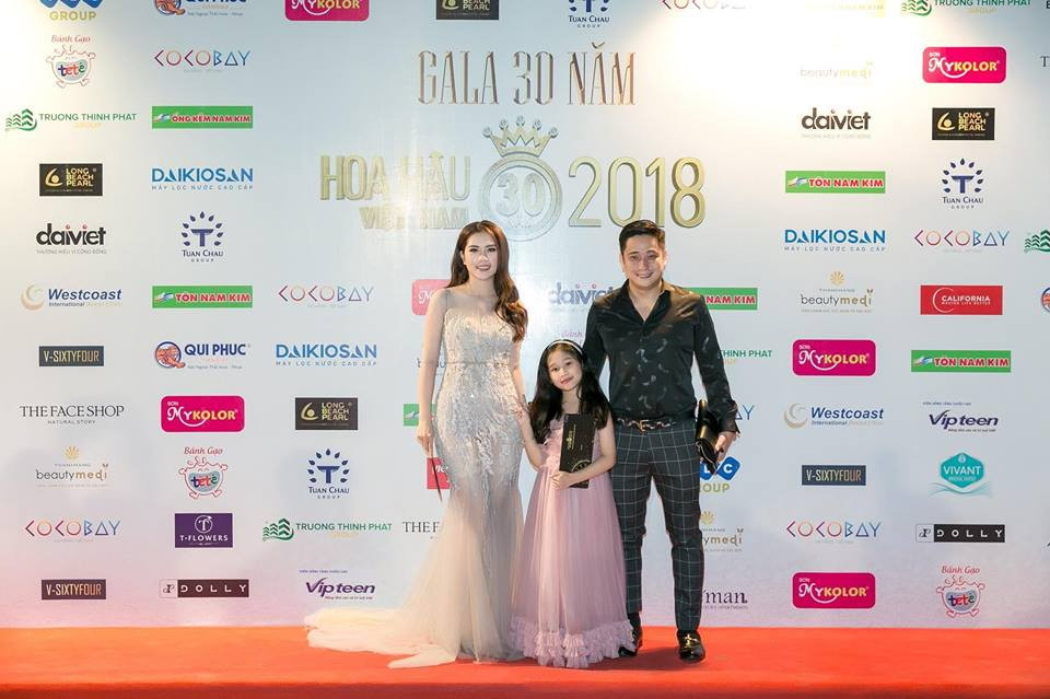 Minh Tiệp diện sơ mi đen giản dị đi sự kiện cùng vợ và con gái.