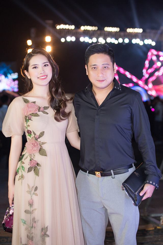 Tủ đồ của nam diễn viên có khá nhiều áo sơ mi với những kiểu dáng và họa tiết khác nhau.