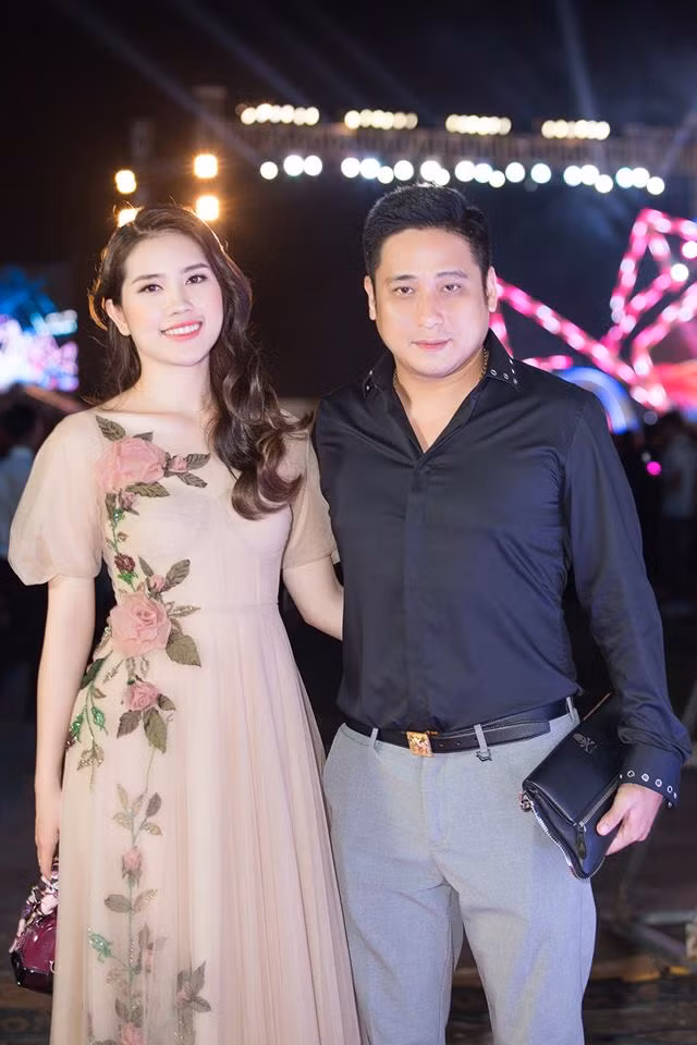 Tủ đồ của nam diễn viên có khá nhiều áo sơ mi với những kiểu dáng và họa tiết khác nhau.