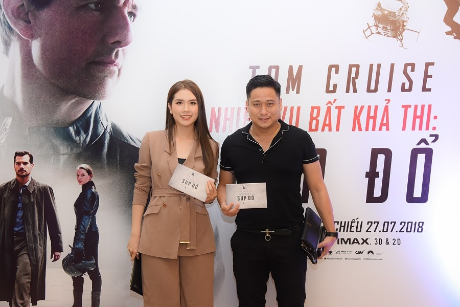 Gu thời trang của Minh Tiệp và vợ khá hợp nhau. Anh diện cả "cây" đen trong khi vợ diện "cây" màu nâu sữa trong buổi ra mắt phim "Sụp Đổ".