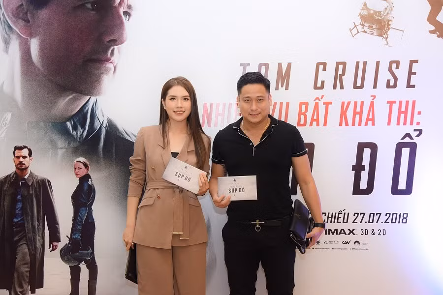 Gu thời trang của Minh Tiệp và vợ khá hợp nhau. Anh diện cả "cây" đen trong khi vợ diện "cây" màu nâu sữa trong buổi ra mắt phim "Sụp Đổ".