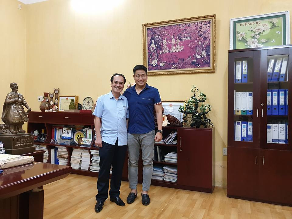 Minh Tiệp thường xuyên diện áo sơ mi, quần âu.