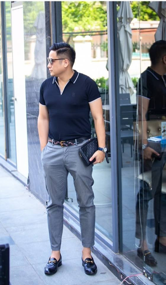Ngoài sơ mi, anh cũng khá chuộng áo phông đen.