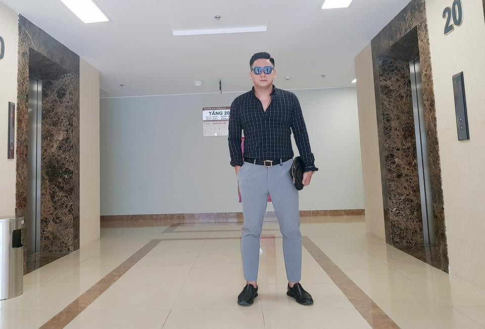 Minh Tiệp diện áo sơ mi kẻ đen. Ảnh: Facebook.