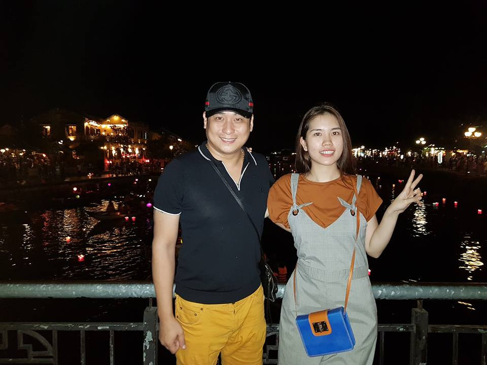 Khi đi chơi cùng vợ, anh chọn áo phông đen và quần short vàng.