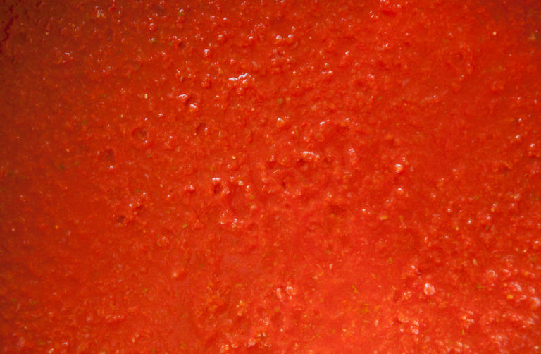 Nước sốt cà chua: Cà chua giàu kali, khi chúng được nấu chín thành các sản phẩm như nước sốt, món hầm, canh… lượng kali sẽ tăng lên. Một nửa cốc nước sốt cà chua, cà chua đóng hộp chứa khoảng 450mg kali, cùng với lycopene, một chất chống oxy hóa mạnh và rất nhiều vitamin, khoáng chất bổ sung.