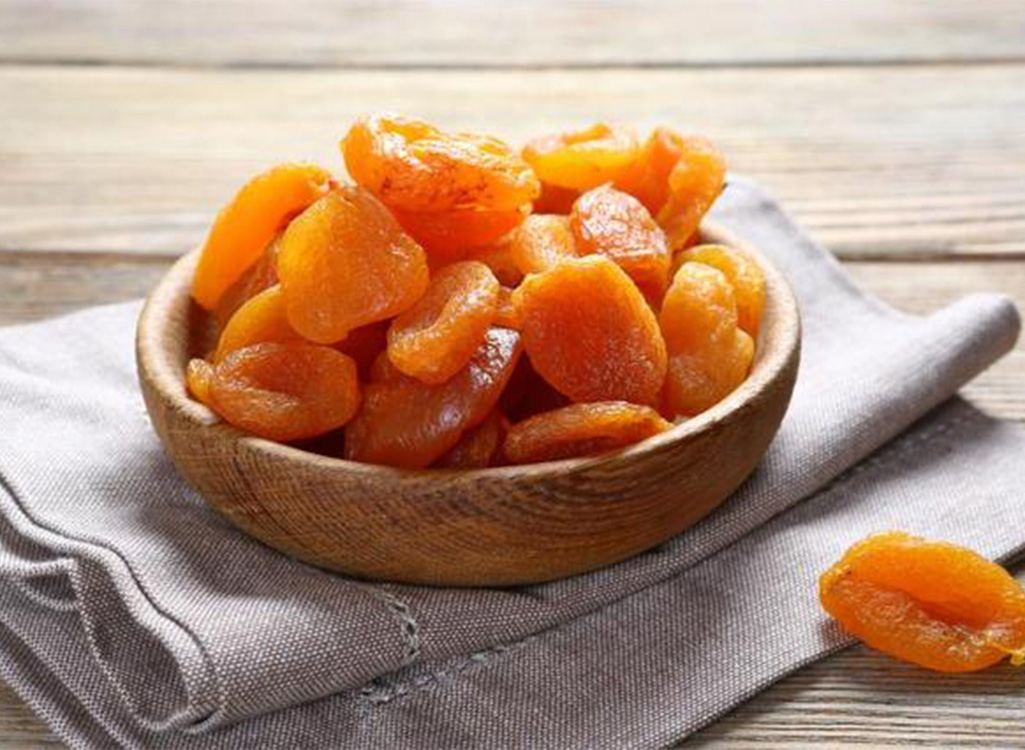 Mơ khô: Mơ khô rất giàu kali, với hơn 1.000 mg trong nửa cốc. Chúng cũng giàu vitamin A, sắt và niacin. Mơ tươi không phải là một nguồn giàu kali, nhưng việc khử nước (sấy khô) sẽ giúp mơ tập trung nhiều dinh dưỡng hơn. Ảnh: RD.