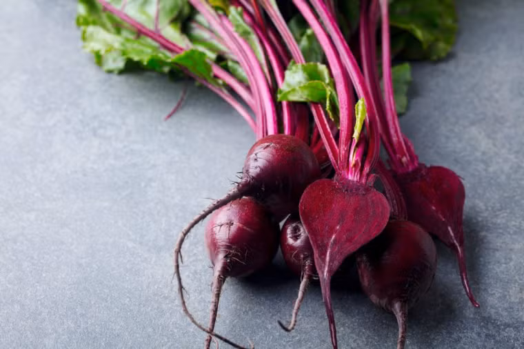 Củ dền: Một cốc củ dền chứa 518mg kali. Ngoài ra, củ dền cũng chứa folate, mangan, đồng cùng hàm lượng chất xơ, magiê, phốt pho, vitamin C, sắt và vitamin B6 cao. Do đó, ăn củ dền thường xuyên không chỉ giúp bổ sung kali tốt hơn mà còn có tác dụng ổn định tinh thần, giúp gan khỏe mạnh.