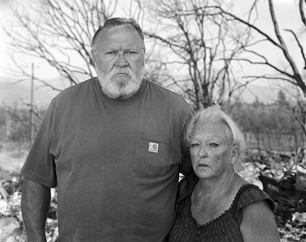 Cách thành phố Redding khoảng 3 km về phía Bắc, bà Willie và ông Larry Hartman đứng giữa nền ngôi nhà giờ chỉ còn là tro tàn ngập đến mắt cá chân. Bà chỉ vào một bộ khung không rõ hình thù và nói: “Đây là cái ghế bành trong nhà tôi”. Phòng khách của nhà bà Hartman đã biến mất, cửa kính 2 lớp cũng bị nung chảy. Trước vụ hỏa hoạn, từ cửa sổ kính nhìn ra bên kia sông có thể thấy nhà những cô con gái của bà Hartman, nhưng giờ nhà cửa đã bị san phẳng khi cơn lốc lửa Carr tràn tới. Phía nam nhà bà Hartman, hai tháp truyền dẫn bằng thép cao 40 m bị xé toạc khỏi nền bê tông và đổ gục xuống mặt đất như hai con hươu cao cổ đã chết. 