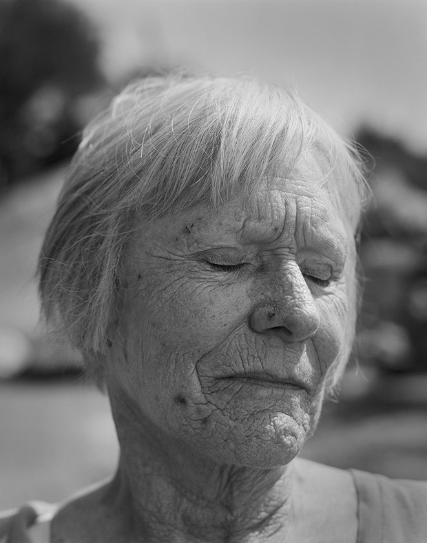 Bà Sarah Joseph, 73 tuổi, sống tại khu dân cư Keswick cách Redding khoảng 1 km về phía Tây Bắc. Giống như nhiều người khác, bà vẫn yên tâm rằng con sông Sacramento rộng 30 m có thể chặn được ngọn lửa. Trên thực tế, cơn bão lửa lan nhanh đến mức bà chỉ có vài phút để bắt lấy con mèo của mình, thay quần áo và mang theo vài tấm ảnh trước khi bỏ chạy thoát thân. 