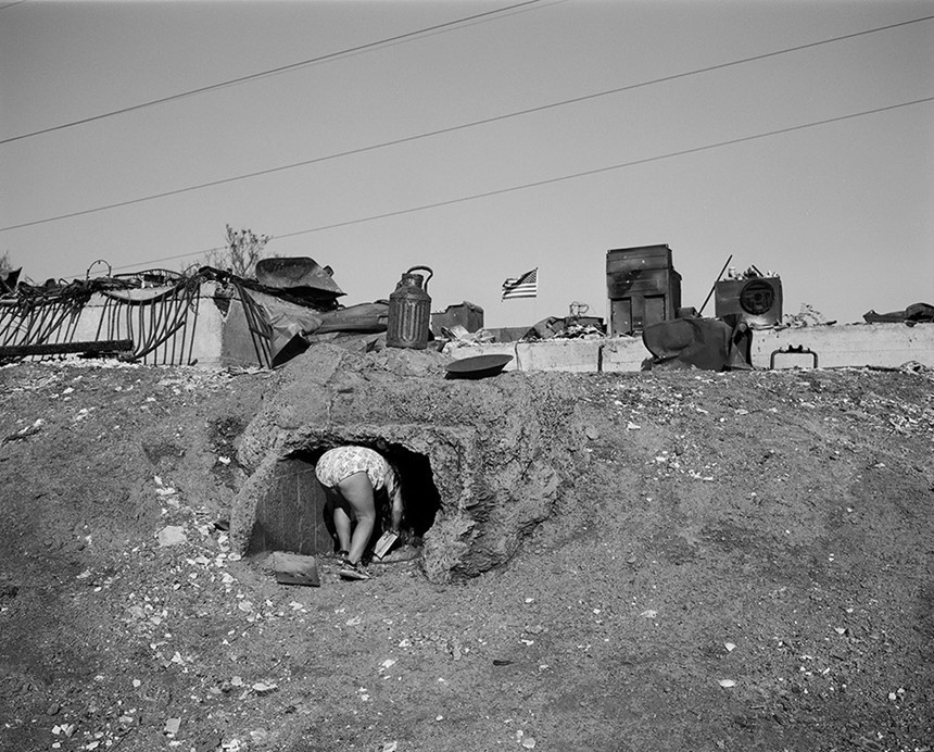 Ông Larry Hartman đã miêu tả sức phá hủy của vụ cháy tương đương với “một quả bom, như quả bom hạt nhân rơi xuống Hiroshima vậy”. Thực tế, khi so sánh ảnh chụp của vụ nổ hạt nhân với bức ảnh chụp khu vực phía nam ngôi nhà của gia đình Hartman thì hầu như không có mấy điểm khác biệt. Christel, con gái ông bà Hartman, nói trong ngọn lửa có thể nhìn thấy thấp thoáng bóng đen của các tòa tháp. Vụ cháy đã khiến chị gái và hai cháu nhỏ của Christel thiệt mạng. Trong ảnh, bé gái Really Hartman, cháu gái của bà Hartman may mắn sống sót, đang tìm kiếm những đồ vật còn lại của vụ cháy. 