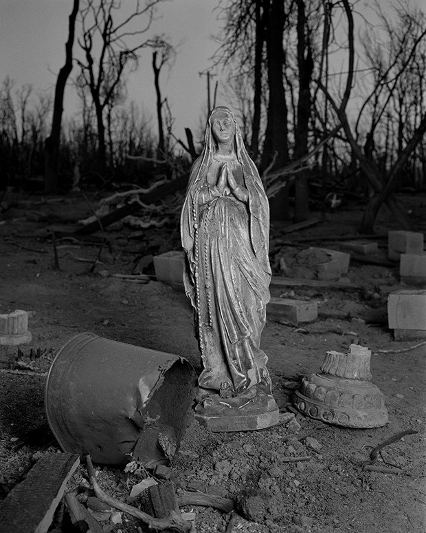 Nhiều cư dân ở Redding trở về nhà sau vụ cháy phải chứng kiến cảnh tượng kinh hoàng: toàn bộ đồ gia dụng như bếp lò, điều hòa không khí và tủ lạnh bị biến dạng hoặc vỡ vụn. Mọi thứ nhuốm một màu đen như than hoặc trắng đục và chỉ còn tồn tại dưới 3 dạng: carbon, đá và thép. Tàn tro bao phủ khắp nơi. Ngôi nhà chứa đầy kỷ niệm giờ chỉ còn là một đống hoang tàn. Người dân Redding đã trở thành người vô gia cư chỉ còn biết thất thần đứng trên vỉa hè. 