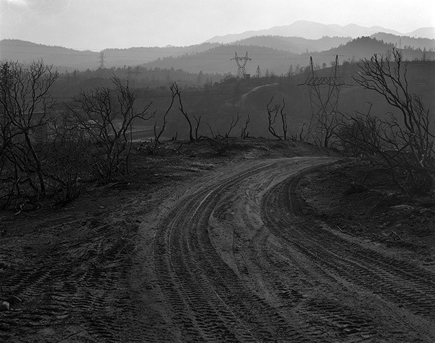 Thực tế khốc liệt là nhân viên cứu hỏa cũng không thể làm gì để dập tắt được đám cháy ở dạng lốc xoáy lửa như thế này. Nước hầu như không có tác dụng. “Từ cứu hỏa, chúng tôi đã phải chuyển sang nỗ lực cứu người", một đại diện của đội cứu hỏa Cal Fire cho biết. Cách đây một vài năm, những vụ cháy lớn có thể là chuyện hiếm hoi. Nhưng giờ đây chúng xảy ra thường xuyên hơn. Trái Đất nóng lên khiến khí hậu khô hanh và ngay cả về đêm ngọn lửa vẫn tiếp tục lây lan. Trong khi đó, con người lại tàn phá rừng và nhà cửa cũng lấn sâu vào rừng hơn trước. Những cơn lốc xoáy mang theo "ngọn lửa địa ngục" vì thế có thể xảy ra bất kỳ lúc nào.