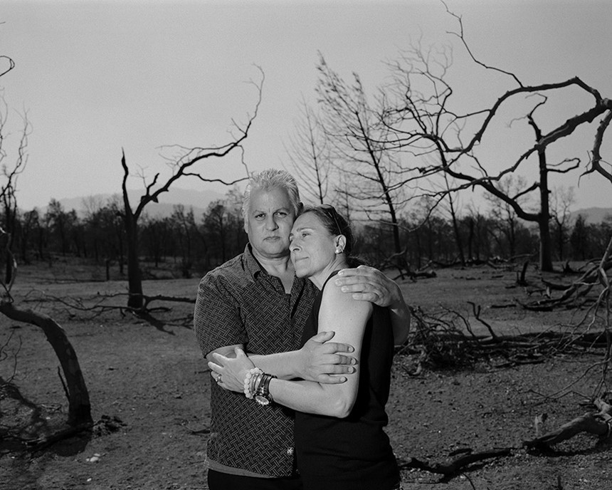 Vào thời điểm xảy ra hỏa hoạn, ông Steve Bustillos (trái), một thám tử về hưu, đã vội vã sơ tán khi ông mở cửa nhà và nhìn thấy hơi nóng bốc lên trong không khí “như mở cửa lò nướng”, ông nói. Chỉ vài phút sau, ngọn lửa bùng lên nhấn chìm những ngôi nhà và cây cối. Bustillos chạy thoát trong chiếc xe bán tải, nhưng ngọn lửa đã đuổi kịp ông trên đại lộ Buenaventura, cách ngôi nhà khoảng 1 km. Sau khi kính xe nổ tung và chiếc xe bắt lửa, Bustillos đã thoát khỏi xe và nấp dưới một chiếc xe ủi đất ở gần đó. 