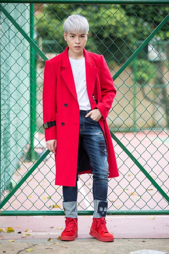 Anh phối áo khoác đỏ với giày đỏ rất ăn ý và hợp thời trang.