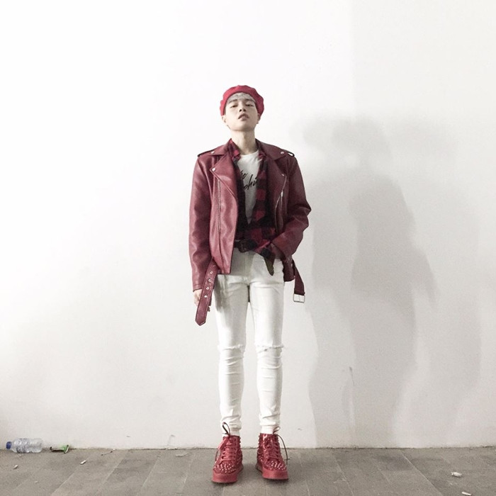 Cách kết hợp trang phục và phụ kiện màu sắc đỏ trắng đan xen đem tới diện mạo hiện đại, cá tính cho Đức Phúc.