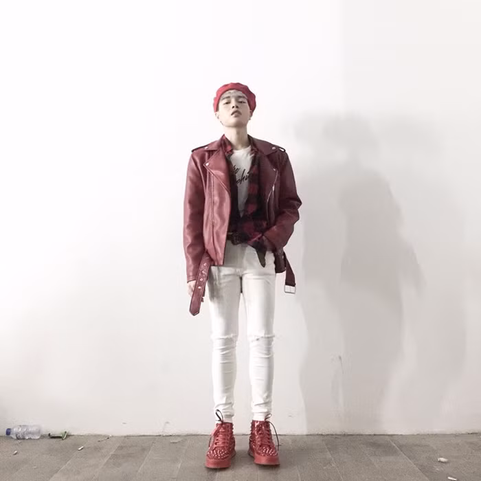 Cách kết hợp trang phục và phụ kiện màu sắc đỏ trắng đan xen đem tới diện mạo hiện đại, cá tính cho Đức Phúc.