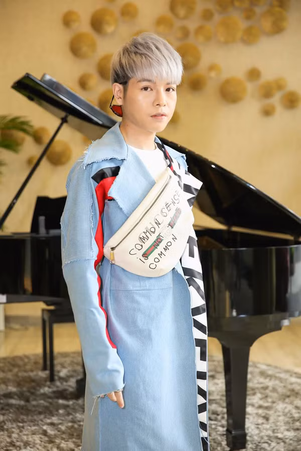 Phong cách thời trang của Đức Phúc ít nhiều có sự thay đổi khi biết cách chọn trang phục “chất” hơn, cùng cách mix màu sắc trang phục rất hài hòa.