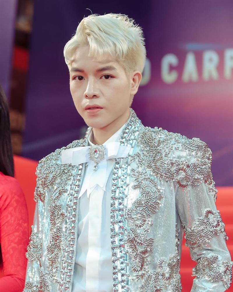 Nam ca sĩ trẻ này cũng khá nhanh nhạy khi cập nhật nhiều xu hướng hợp mốt trên thế giới.