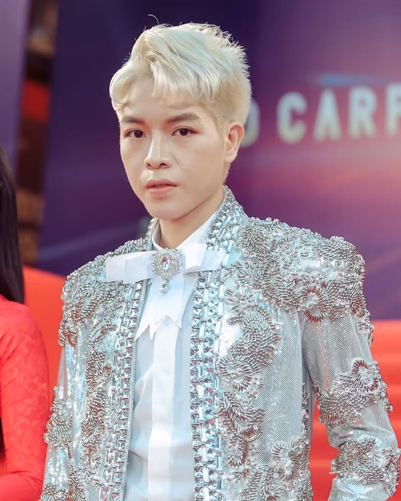 Nam ca sĩ trẻ này cũng khá nhanh nhạy khi cập nhật nhiều xu hướng hợp mốt trên thế giới.