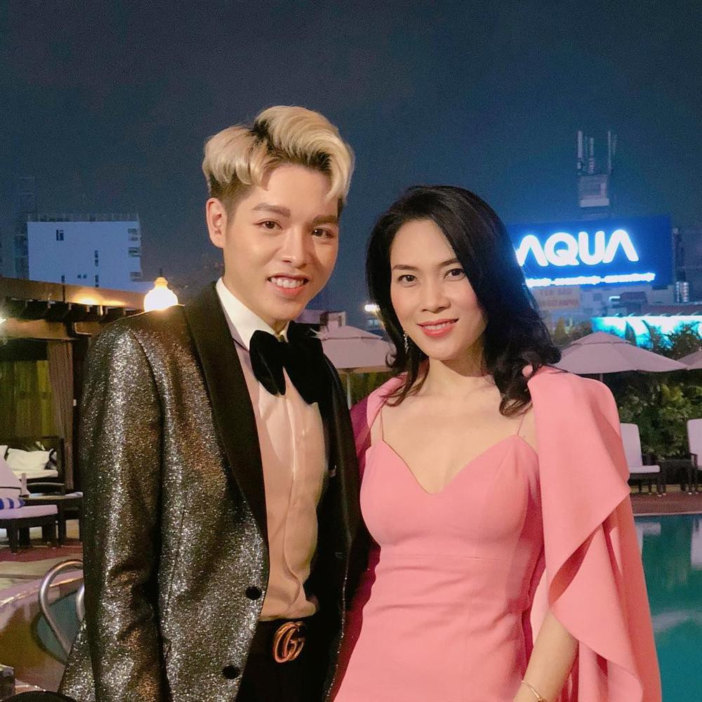 Thay vì những trang phục đơn giản, anh thường ưu ái những sắc màu khác với chất liệu, họa tiết đa dạng để tạo dấu ấn cá nhân rõ nét.