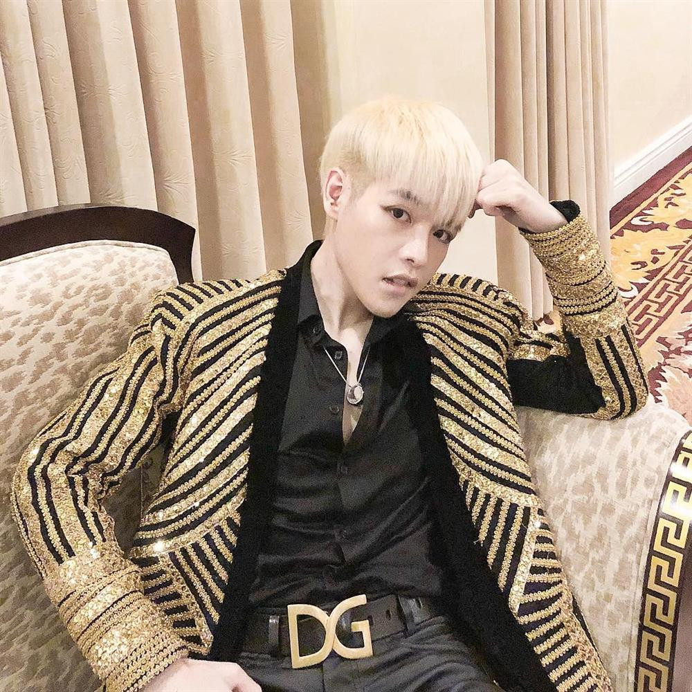 Dự sự kiện, anh mạnh dạn chọn suit màu nổi bật hơn.