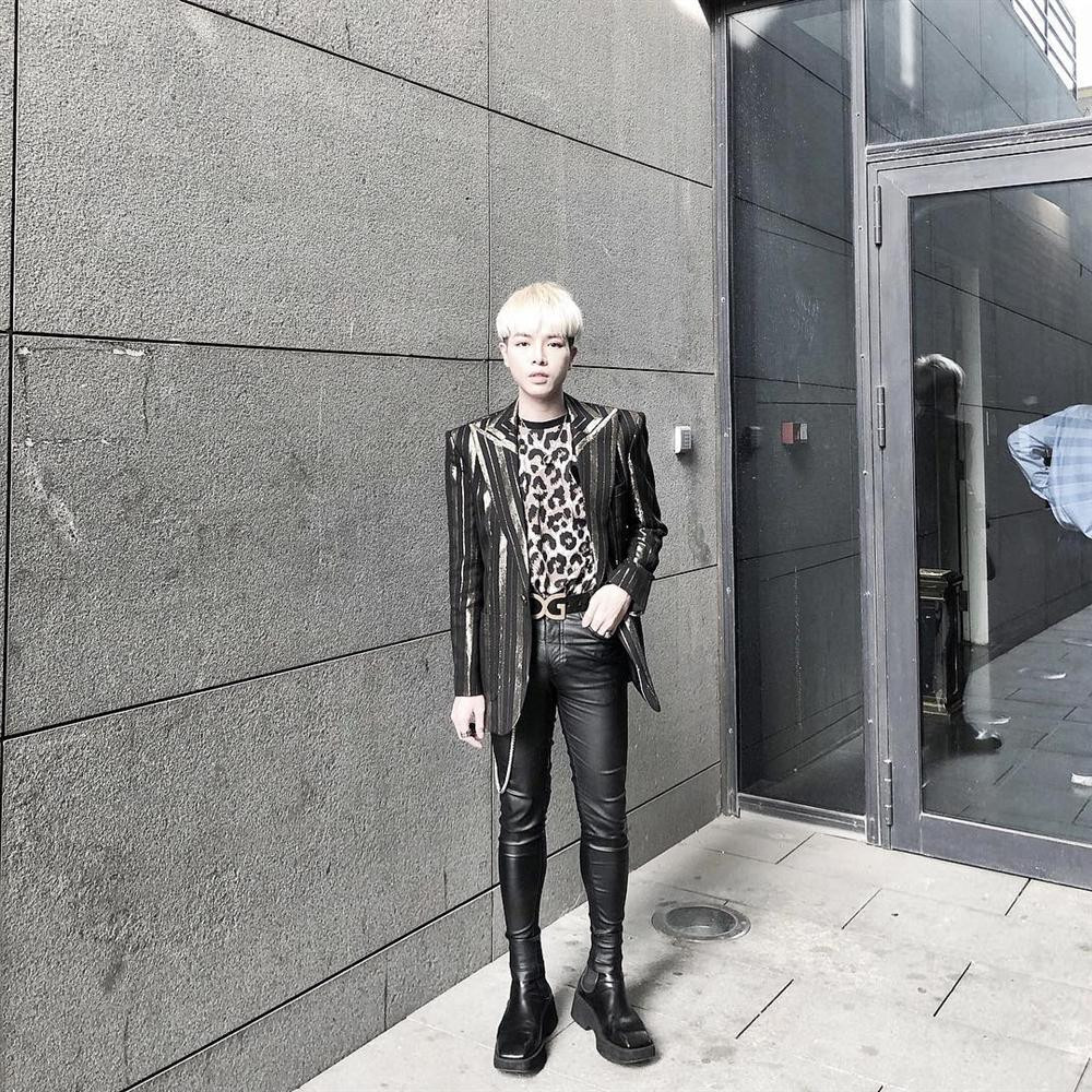 Không chỉ trên sân khấu, street style của giọng ca “Ánh Nắng Của Anh” cũng được rất nhiều bạn trẻ yêu thích, khi thể hiện được phong cách phóng khoáng, trẻ trung, năng động. 