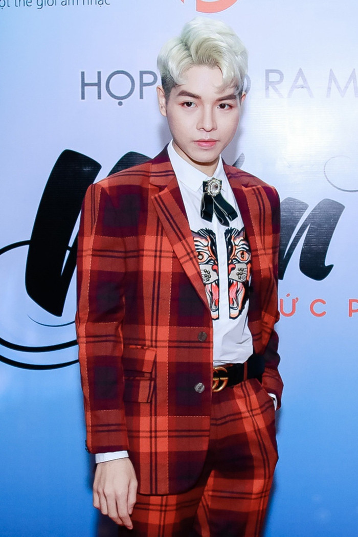 Đức Phúc không gò mình vào một phong cách cố định, anh biến đổi linh hoạt, mặc ngẫu hứng theo các xu hướng mới. Ảnh: Internet.