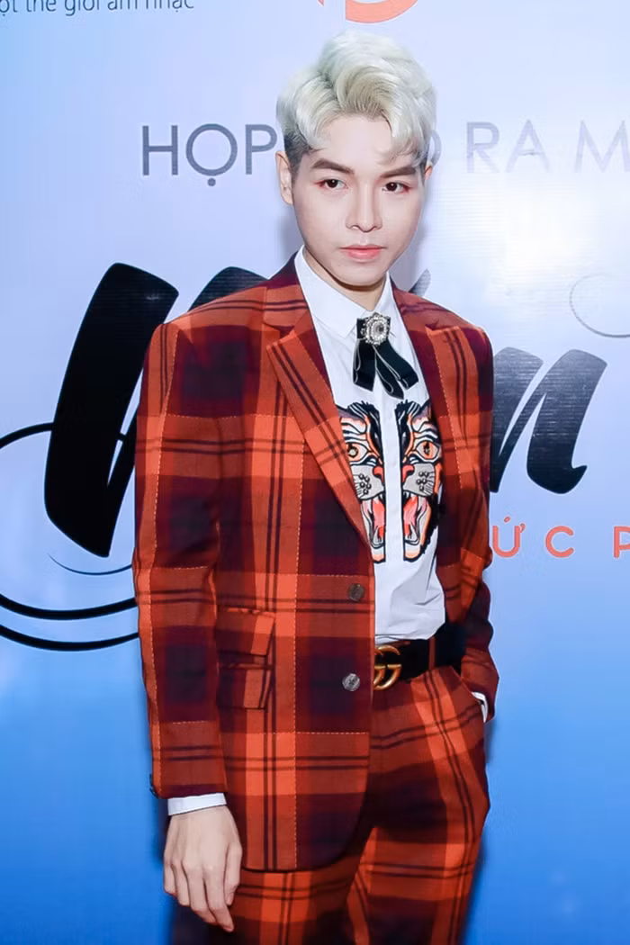 Đức Phúc không gò mình vào một phong cách cố định, anh biến đổi linh hoạt, mặc ngẫu hứng theo các xu hướng mới. Ảnh: Internet.