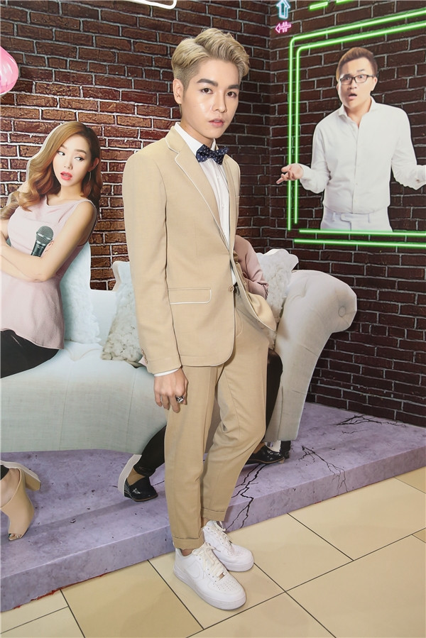 Hiện tại, Đức Phúc không chỉ nổi tiếng nhờ giọng hát hay màn “lột xác” ấn tượng mà nam ca sĩ này còn gây chú ý bởi phong cách thời trang ngày càng sành điệu.